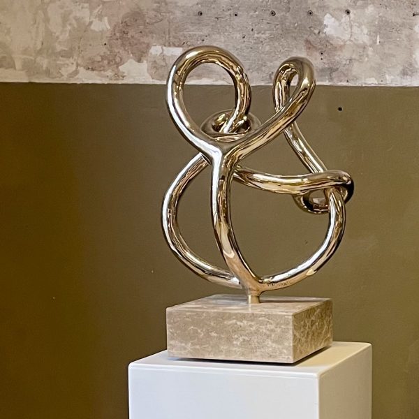 Infinity-Knot-‘Loop-Gold-50-x-42-x-28-cm-2025-galerie-Chez-Freddy-art-design